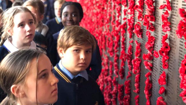 Prmary school students on an excursion to Canberra.