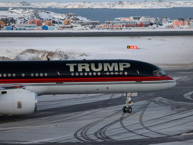 TOPSHOT - An aircraft alledgedly carrying US businessman Donald Trump Jr. arrives in Nuuk, Greenland on January 7, 2025. Donald Trump Jr's plane landed in Nuuk, Greenland, where he is making a short private visit, weeks after his father, US President-elect Donald Trump, suggested Washington annex the autonomous Danish territory. (Photo by Emil Stach / Ritzau Scanpix / AFP) / Denmark OUT