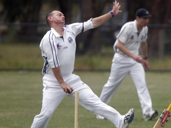 Jason Nagel bowling for Rosebud. Picture: Richard Serong