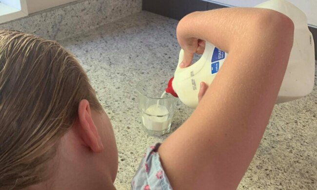 Mum discovers clever hack to stop milk spilling. Image: Supplied.