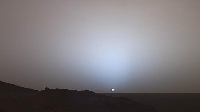 ROVER MARS .. A Martian sunset, captured over the rim of Gusev Crater by the Spirit Rover