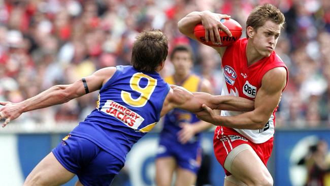 Sean Dempster evades Ben Cousins during the 2005 Grand Final.