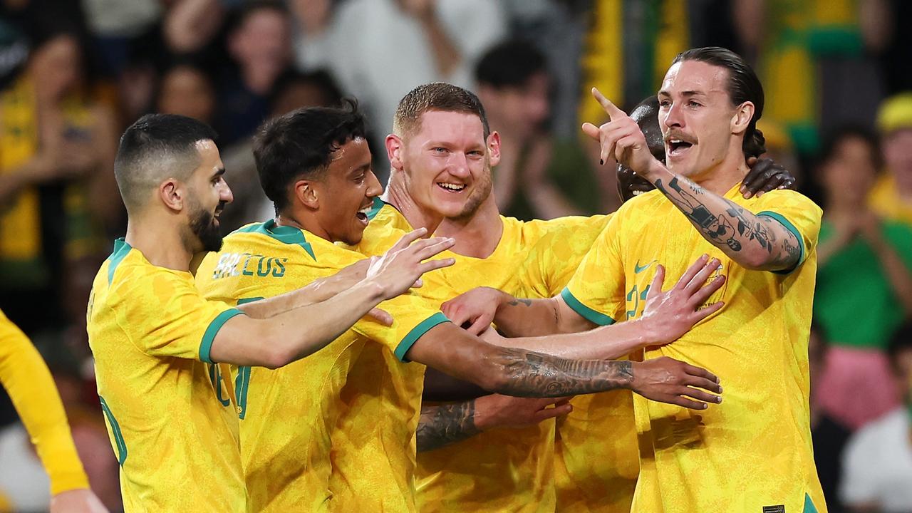 Jackson Irvine dari Socceroos merayakan dengan rekan satu timnya setelah mencetak gol selama pertandingan Persahabatan Internasional antara Australia Socceroos dan Ekuador di Stadion CommBank pada 24 Maret 2023 di Sydney, Australia.  (Foto oleh Mark Kolbe/Getty Images)