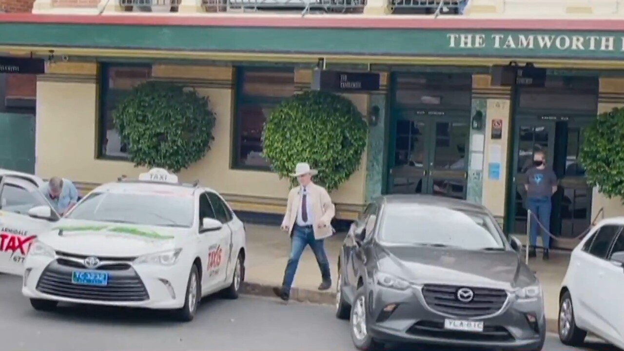 Bob Katter refused entry to pub after not showing vaccine passport