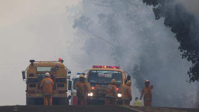 Rural and urban fire fighters conduct back burns along Yeppoon Rd on Sunday afternoon.Photo Allan Reinikka / The Morning Bulletin             ROK011011afires1