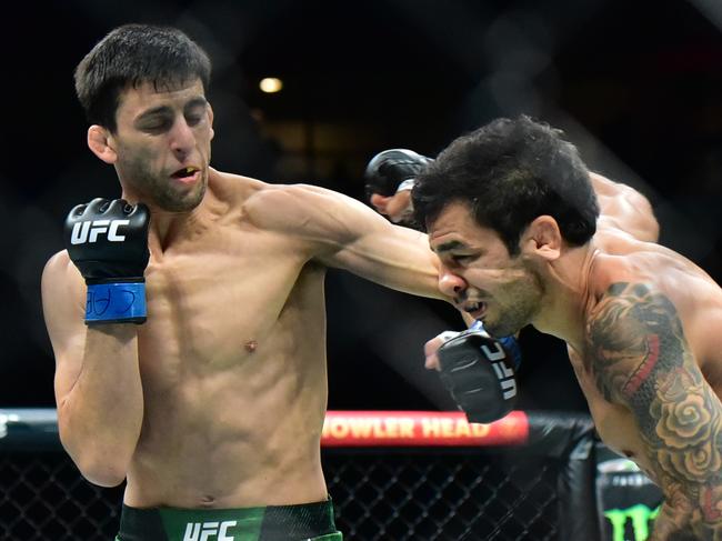 Steve Erceg (L) cracks Alexandre Pantoja during their UFC 301 flyweight title fight. Picture: Leandro Bernardes/PxImages/Icon Sportswire via Getty Images