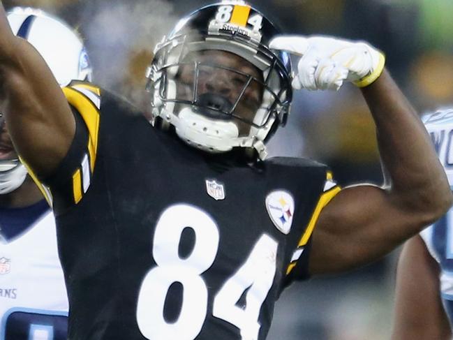 NASHVILLE, TN - NOVEMBER 17: Antonio Brown #84 of the Pittsburgh Steelers celebrates a first down in the second quarter of the game against the Tennessee Titans at LP Field on November 17, 2014 in Nashville, Tennessee. Andy Lyons/Getty Images/AFP == FOR NEWSPAPERS, INTERNET, TELCOS & TELEVISION USE ONLY ==