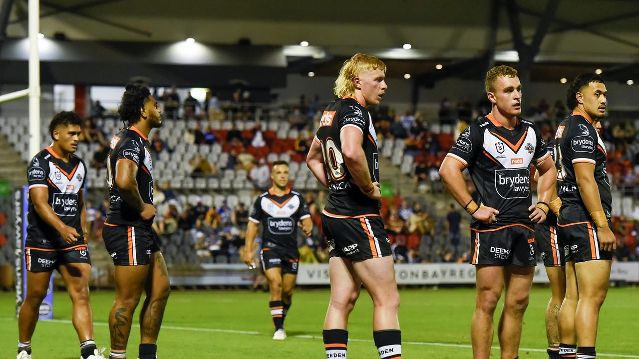 BRISBANE, AUSTRALIA - SEPTEMBER 05: West Tigers look dejected during the round 25 NRL match between the Wests Tigers and the Canterbury Bulldogs at Moreton Daily Stadium, on September 05, 2021, in Brisbane, Australia. (Photo by Albert Perez/Getty Images)