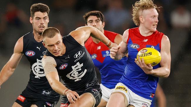 Oliver evades Carlton superstar Patrick Cripps earlier this season.