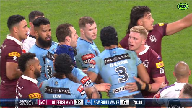 Maroons star Tino Fa’asuamaleaui taunts NSW players in the dying minutes, by pointing to the scoreboard.