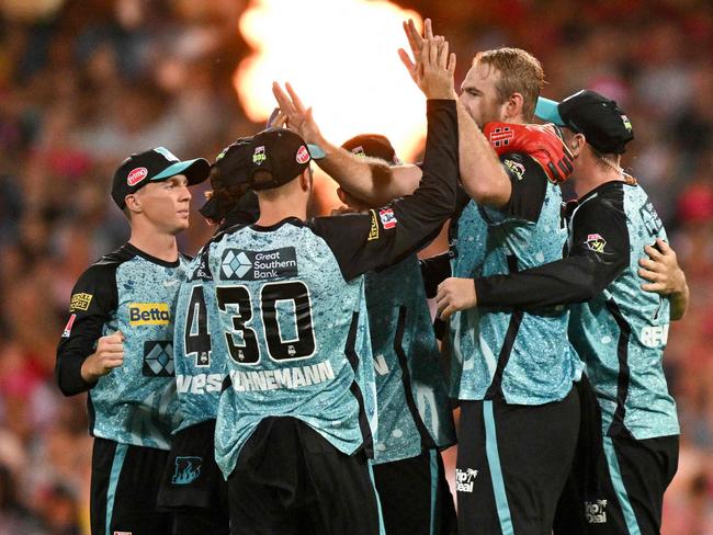 Brisbane Heatsâ team celebrates wicket of Sydney Sixers' Moises Henriques during the BBL final cricket match between Sydney Sixers and Brisbane Heat at Sydney Cricket Ground on January 24, 2024. (Photo by Izhar KHAN / AFP) / -- IMAGE RESTRICTED TO EDITORIAL USE - STRICTLY NO COMMERCIAL USE --