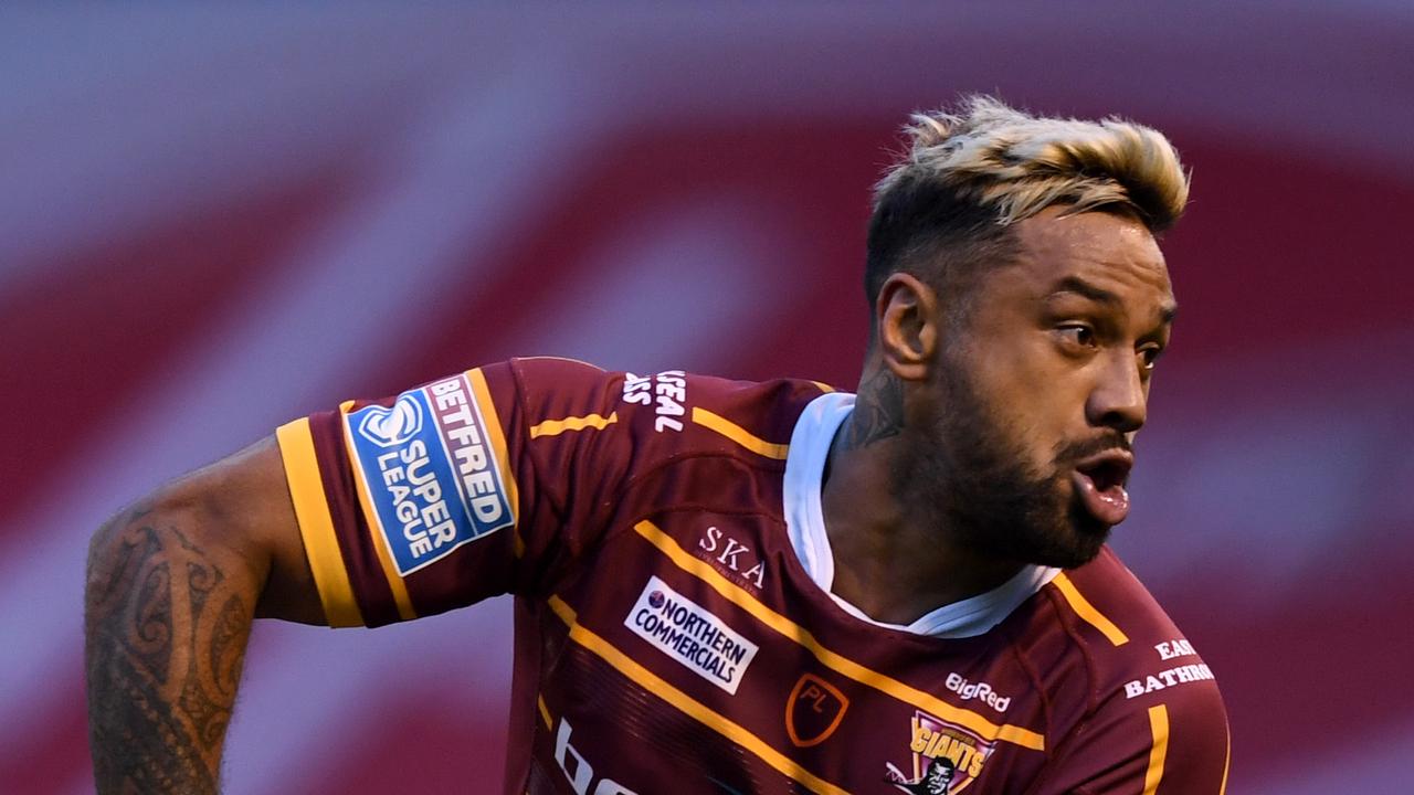 WARRINGTON, ENGLAND – OCTOBER 13: Kenny Edwards of Huddersfield during the Betfred Super League match between Hull FC and Huddersfield Giants at The Halliwell Jones Stadium on October 13, 2020 in Warrington, England. Sporting stadiums around the UK remain under strict restrictions due to the coronavirus Pandemic as Government social distancing laws prohibit fans inside venues resulting in games being played behind closed doors. (Photo by Gareth Copley/Getty Images)