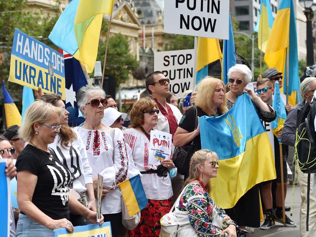 Ukrainians protest at the steps of Parliament in Melbourne. Picture: NCA NewsWire / Nicki Connolly