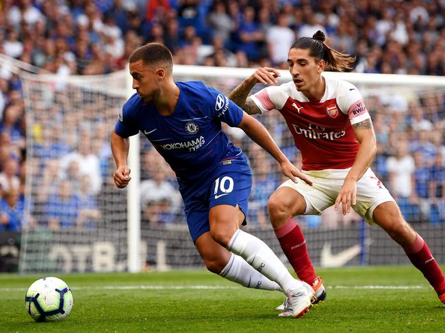LONDON, ENGLAND - AUGUST 18:  Hector Bellerin of Arsenal challenges Eden Hazard of Chelsea during the Premier League match between Chelsea FC and Arsenal FC at Stamford Bridge on August 18, 2018 in London, United Kingdom.  (Photo by Shaun Botterill/Getty Images)