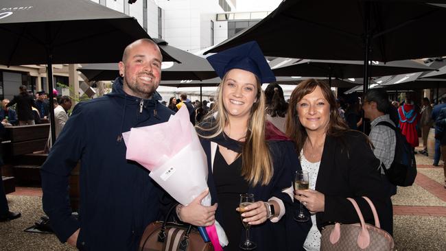 05-10-2023 Deakin Graduation Masters of Architecture. Maxi Sullivan, Kylie Sullivan and Ivan kale