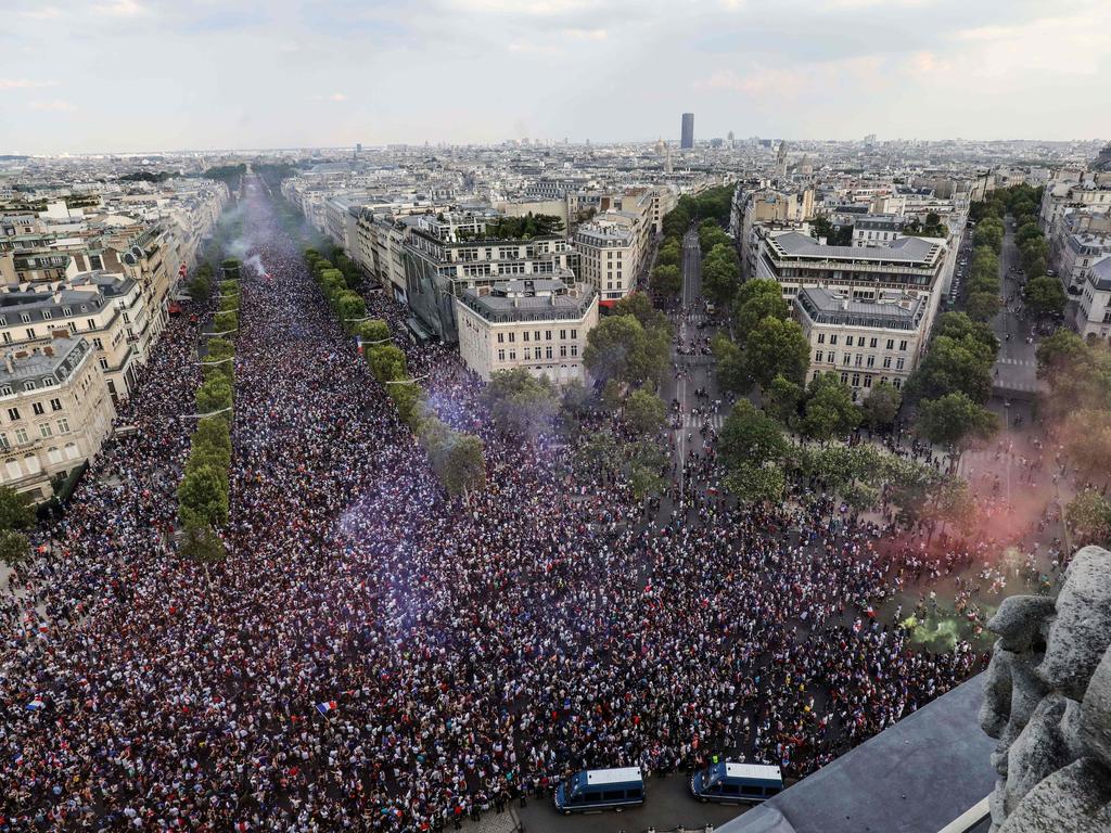 This picture taken from the top of the Arch of Triumph (Arc de Triomphe) on July 15, 2018 shows people gathering on the Champs-Elysees avenue in Paris after France won the Russia 2018 World Cup final football match between France and Croatia. / AFP PHOTO / ludovic MARIN