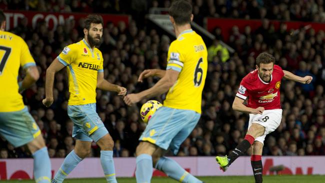 Manchester United's Spanish midfielder Juan Mata (R) scores his team's first goal during the English Premier League football match between Manchester United and Crystal Palace at Old Trafford in Manchester, north west England, on November 8, 2014. AFP PHOTO / OLI SCARFF RESTRICTED TO EDITORIAL USE. No use with unauthorized audio, video, data, fixture lists, club/league logos or “live” services. Online in-match use limited to 45 images, no video emulation. No use in betting, games or single club/league/player publications.