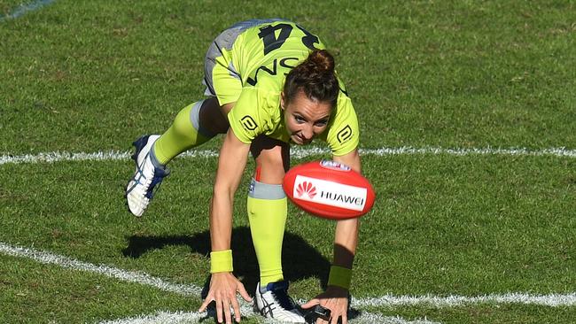 A female umpire doing the centre bounce. AAP Image/Dave Hunt