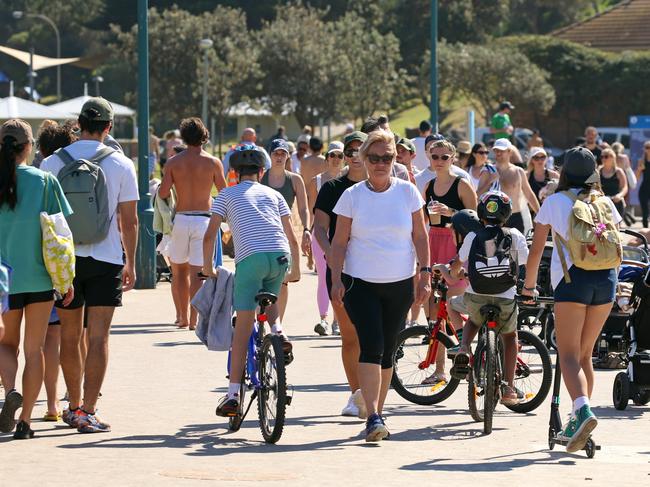 SYDNEY, AUSTRALIA - NewsWire Photos: AUGUST 22, 2021. , Warm weather brings crowds of people to Bronte Beach as Sydneysiders flock to the coastline despite Covid-19 lockdown and stay-at-home orders across NSW. Picture: NCA NewsWire / Nicholas Eagar