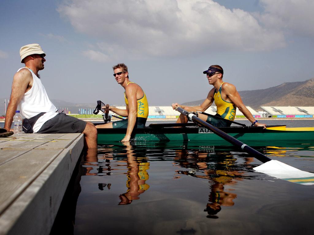 New men’s national training centre coach Chris O'Brien talks to eventual pairs gold medallists James Tomkins (L) and Drew Ginn. Picture: Colleen Petch