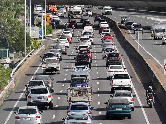 Early morning traffic heading into Brisbane on the M3 Riverside Expressway from Woolloongabba and Greenslope. Pictures: Jack Tran