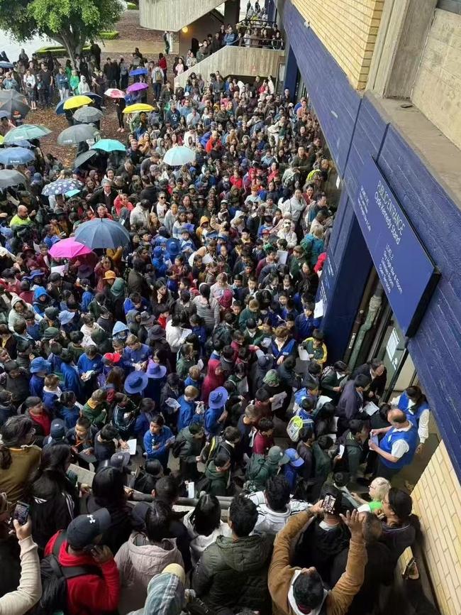 A huge crowd trying to enter and exit the exams.