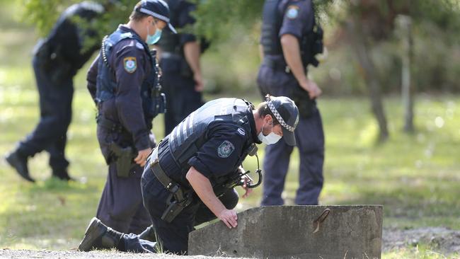 Police conduct a line search at the scene of the fatal shooting of David King, 45, at Salt Ash north of Newcastle. Picture: NCA NewsWire / Peter Lorimer.