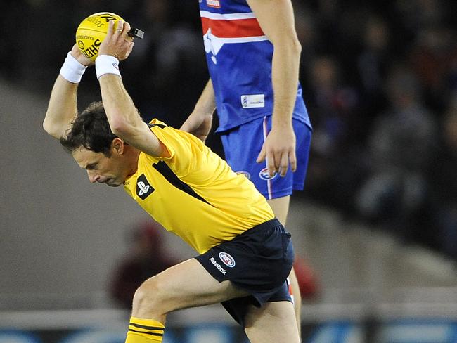 Western Bulldogs v Carlton. Etihad Stadium. Umpire Michael Vozzo bouncing the ball.