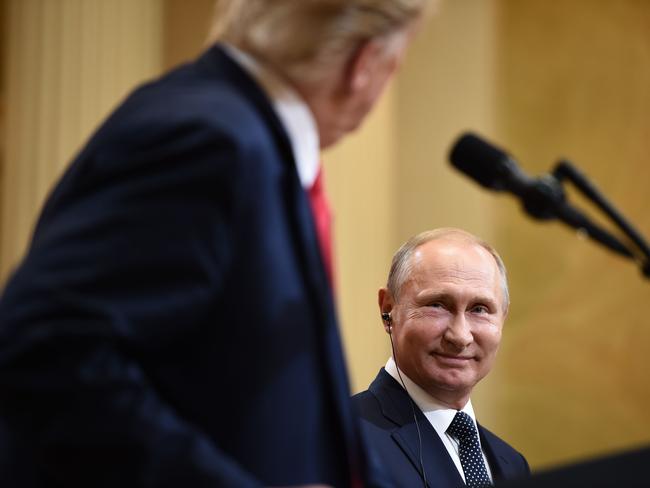 TOPSHOT — US President Donald Trump and Russia's President Vladimir Putin attend a joint press conference after a meeting at the Presidential Palace in Helsinki, on July 16, 2018. / AFP PHOTO / Brendan SMIALOWSKI