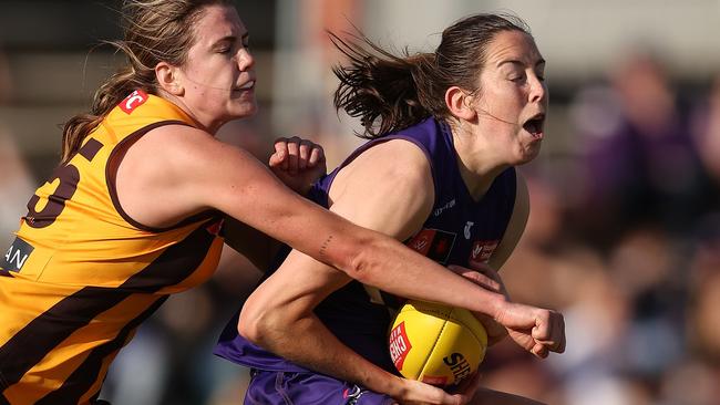 PERTH, AUSTRALIA - SEPTEMBER 16: Aine Tighe of the Dockers marks the ball against Emily Everist of the Hawks during the round three AFLW match between Fremantle Dockers and Hawthorn Hawks at Fremantle Oval, on September 16, 2023, in Perth, Australia. (Photo by Paul Kane/Getty Images)