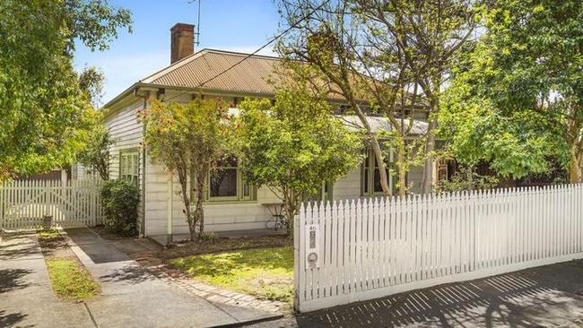 The childhood home of Kylie and Dannii Minogue has sold at auction.