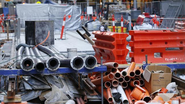 Construction of Sydney's $2.1 billion light rail is on track for completion in early 2019 despite several zones along George Street missing completion deadlines.