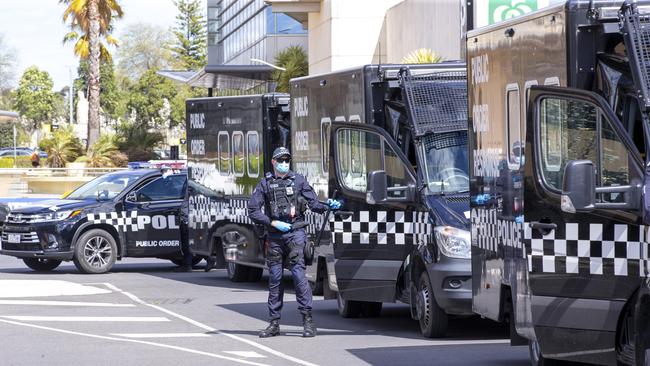 Police swarmed Chadstone shopping centre as anti-lockdown protesters congregated. Picture: NCA NewsWire/Wayne Taylor