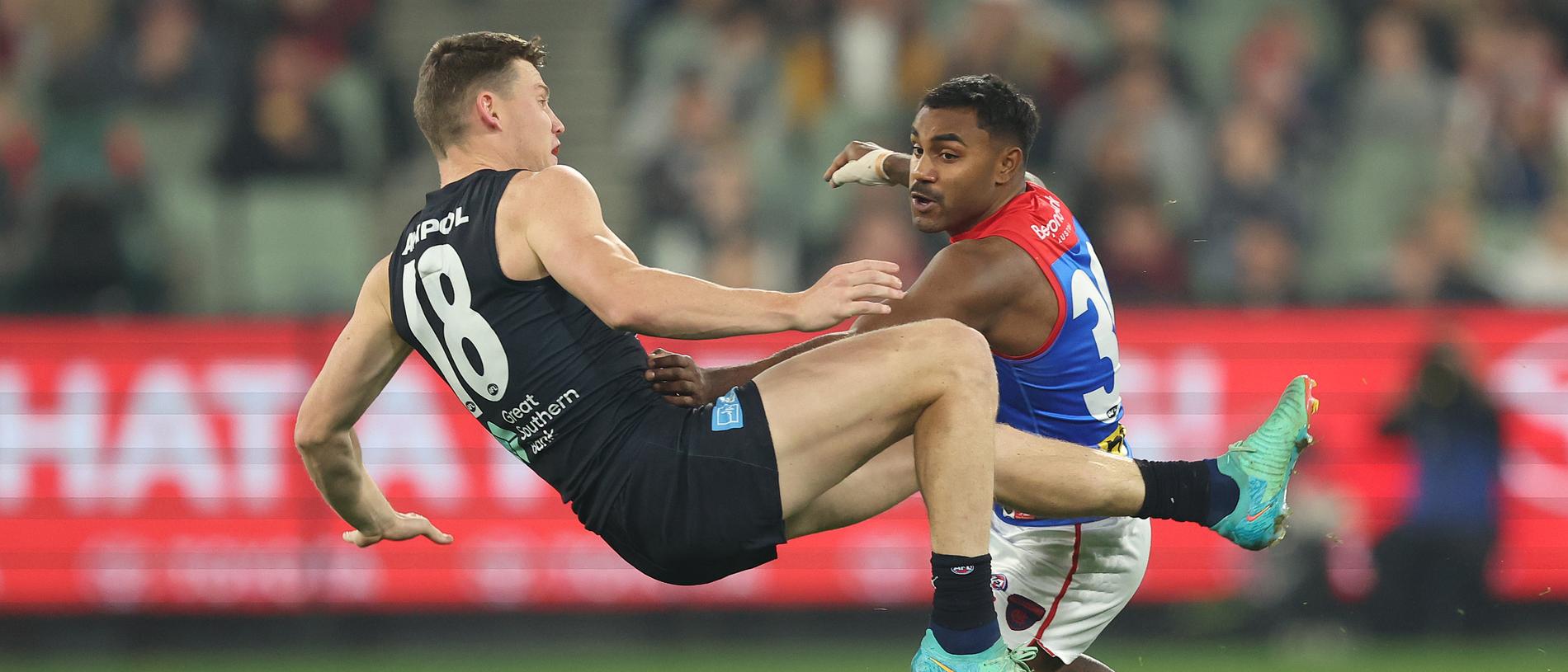 MELBOURNE, AUSTRALIA - MAY 09: Sam Walsh of the Blues is challenged by Kysaiah Pickett of the Demons during the round nine AFL match between Carlton Blues and Melbourne Demons at Melbourne Cricket Ground, on May 09, 2024, in Melbourne, Australia. (Photo by Robert Cianflone/Getty Images)