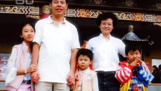 Min Lin and family, wife Lillie, and children Brenda, Henry (centre) and Terry. All except Brenda were bludgeoned to death in their home at Epping, Sydney, in 2009.