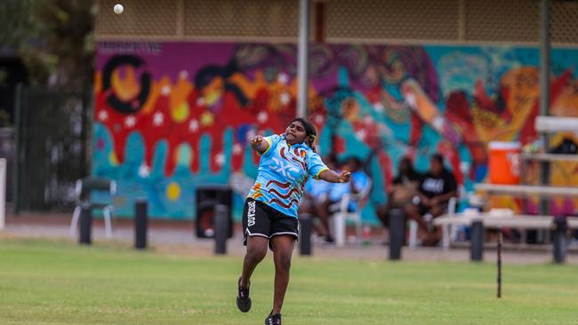 A fielder throwing the ball back to the keeper. Picture: Charlie Lowson/NT Cricket.