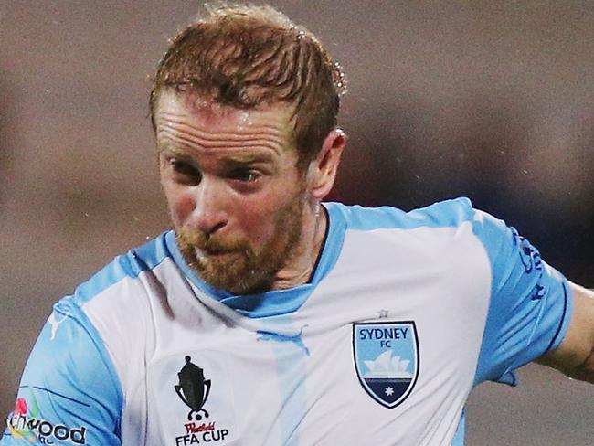 MELBOURNE, AUSTRALIA - OCTOBER 11:  David Carney of Sydney FC kicks the ball at goal during the FFA Cup Semi Final match between South Melbourne FC and Sydney FC at Lakeside Stadium on October 11, 2017 in Melbourne, Australia.  (Photo by Michael Dodge/Getty Images)