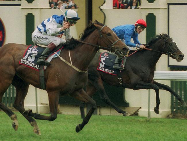 Ethereal runs down Give The Slip in the 2001 edition of the famous race.