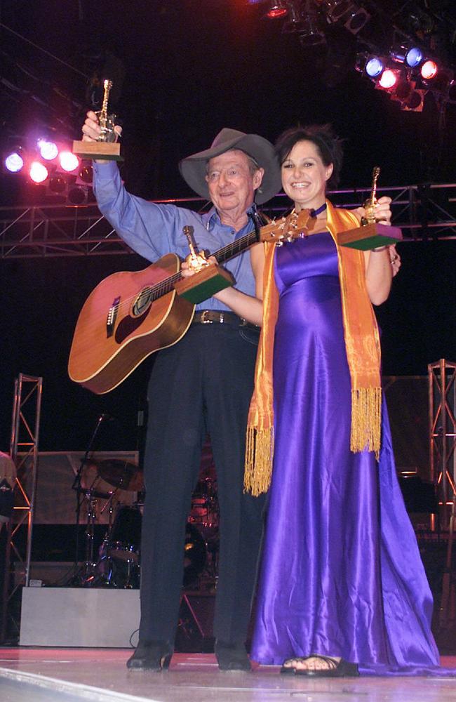 Chambers with Slim after winning two Golden Guitar trophies at Tamworth in 2002.