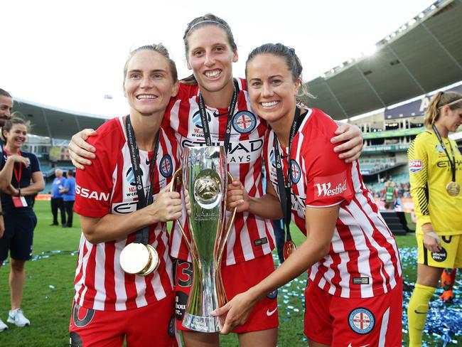 (L-R) Jessica Fishlock, Rebekah Stott and Lauren Barnes with the trophy.