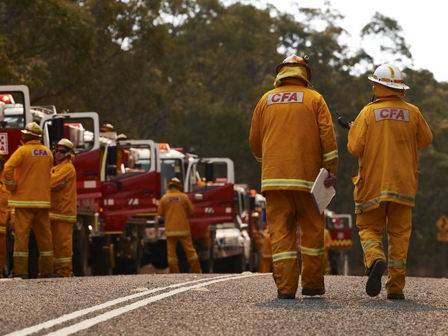 CFA members arrive in the Colo Heights area to help create fire breaks ahead of the Gospers Mountain bushfire. Picture: Getty Images