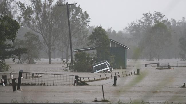 Regional Queenslanders assess losses and begin mopping up after Cyclone ...