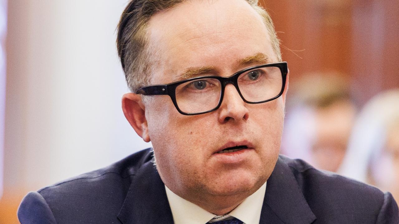 Former Qantas boss to lose millions