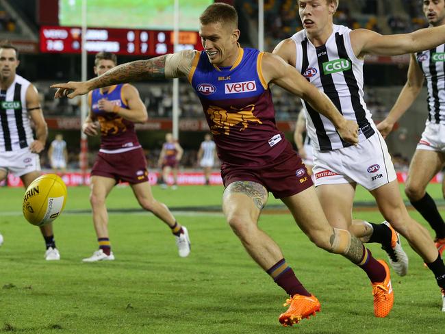 Dayne Beams in action being hurting his knee again against Collingwood. Picture: Peter Wallis