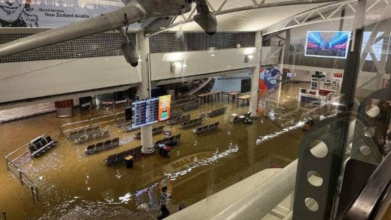 Qantas Passengers on flight QF148 stranded as Auckland Airport flooded