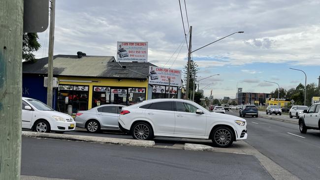 A bank up of traffic leaving Lansdowne St on to Woodville Rd, while other vehicles cause congestion to turn into the residential ‘rat run’.