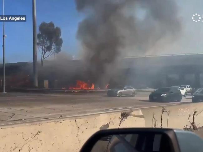 Fire breaks out along Californian freeway 