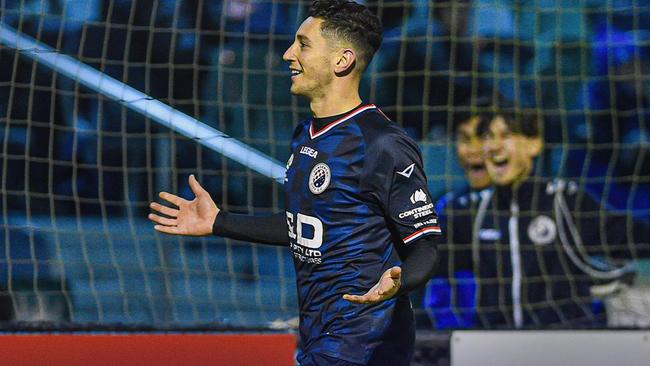 Damian Iaconis in action for Dandenong City.