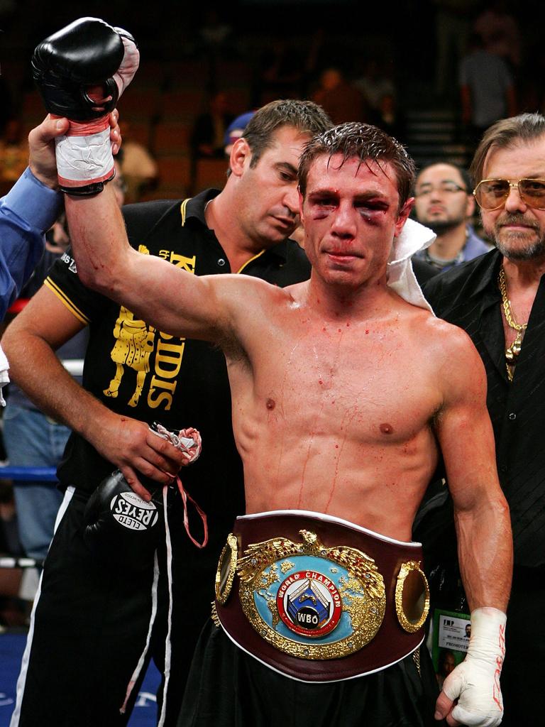 Michael Katsidis of Aust celebrates his unanimous decision victory against /Czar /Amonsot of the /Philippines after their WBO interim lightweight championship fight at the Mandalay Bay Events Center 21 Jul 2007 in Las Vegas, Nevada. PicEthan/Miller /Getty /Images AFP f/l sport boxing o/seas belt trophy arm raised