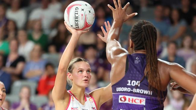 Eboni Usoro-Brown defends the shot of Thunderbirds goaler Tippah Dwan. Photo: Getty Images